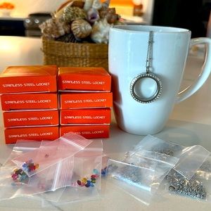 8 Lockets with magnetic closure, 8 Stainless steel necklaces, 8 (12) birthstones